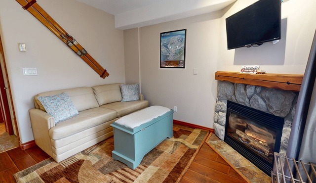 Studio with a Private Hot Tub - Timberline #56 in Sun Peaks