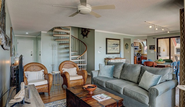 Stunning, family-friendly condo w/shared pool & breathtaking deep water views