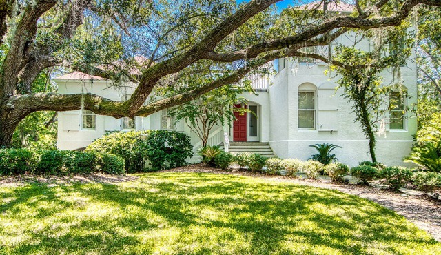 Stunning Upscale Lakeside Home Sans Souci