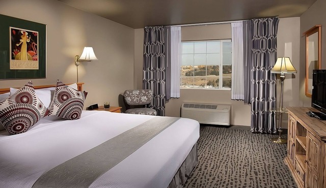 Stunning View of Pullman! Spacious Room w/Free Breakfast, Free Parking, Pool in Pullman