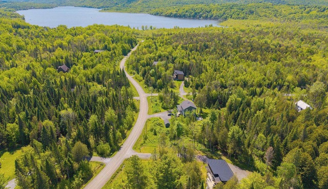 Stylish Chalet & Spa Steps from Lake Memphrémagog in Cantons de Stanstead