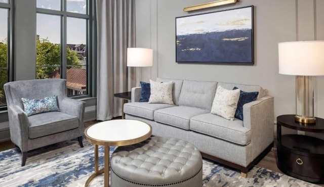 Stylish Charleston Escape: 3 Spacious Suite, 10–15 Min Walk to Top Spots