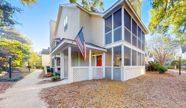Stylish dog friendly, ground-floor getaway with pool, washer/dryer, & AC