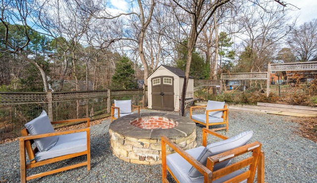 Stylish Downtown Bungalow with Fire Pit