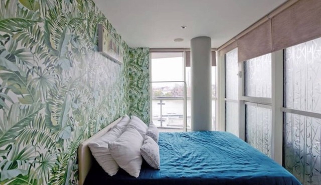 Stylish Riverside Escape | Elegant 2-Bed Flat at St George’s Wharf in London