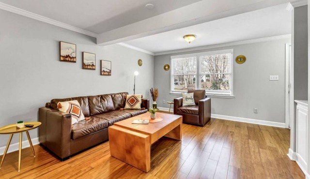 Stylish, spacious Uptown Condo! Perfect for large families and groups! Private patio! Minutes from downtown and airport!