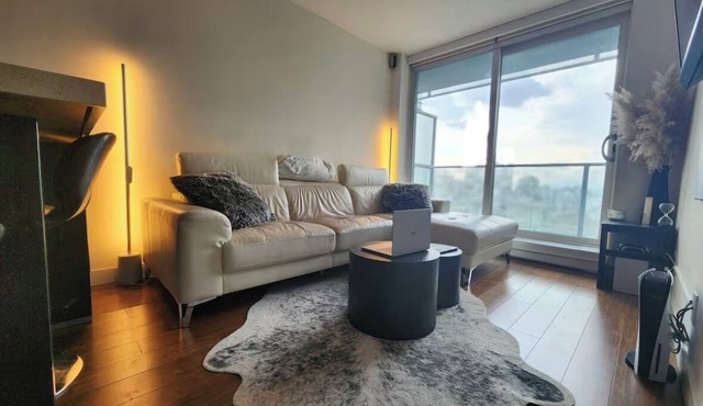 Suite Blanche: Charming 1-bedroom+Den luxury condo in Vancouver with AC, WiFi in Vancouver