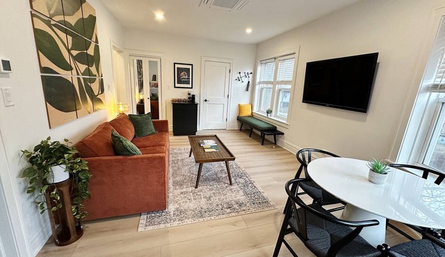 Sunny Work From Home Apt: Near Northwestern-Chicago-Beaches-Loyola in Evanston