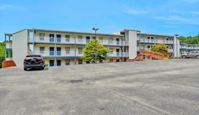 Sunset Landing - Waterfront condo with lake-view deck, tennis court & pool in Moneta
