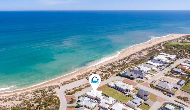 Superb spacious 4BR beach front holiday home in Dawesville