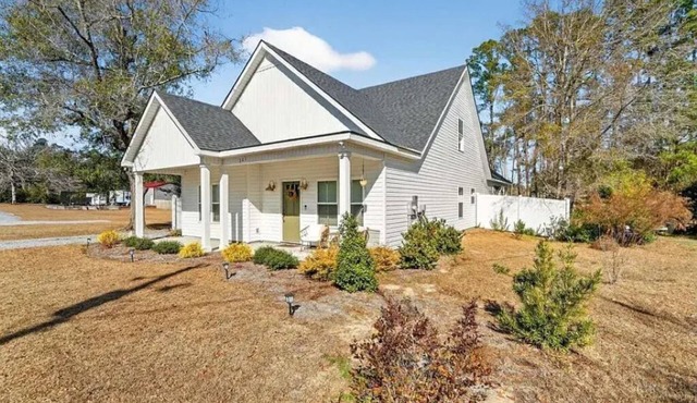 Terrific 4-bedroom bungalow with AC in charming Springfield