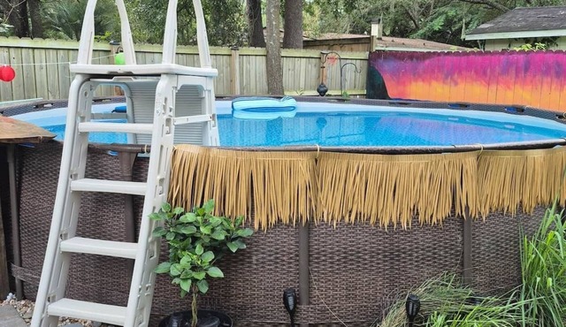 The Birdhouse Pet friendly 2 Bed With Yard And Hot Tub