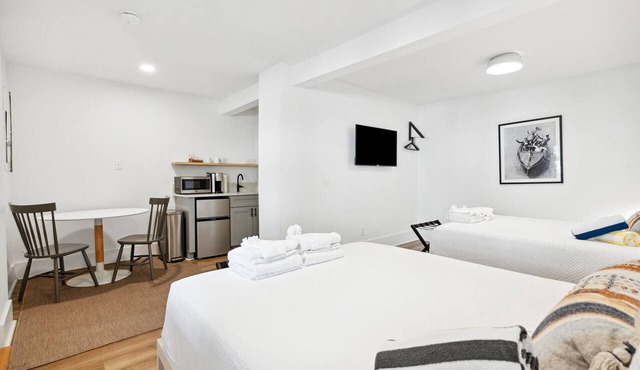 The Boattail- Room 15 - Large pool, Pet Friendly with paid fee