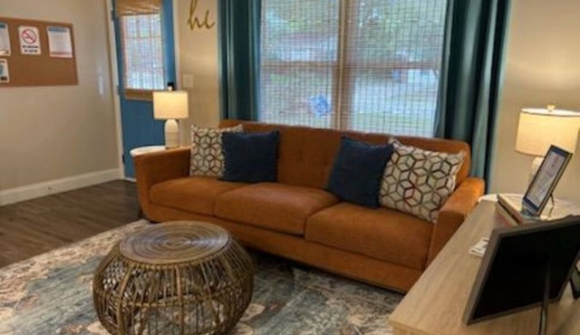 The Coastal Haven/King Bed/WIFI/Near Shopping & Dining in North Charleston
