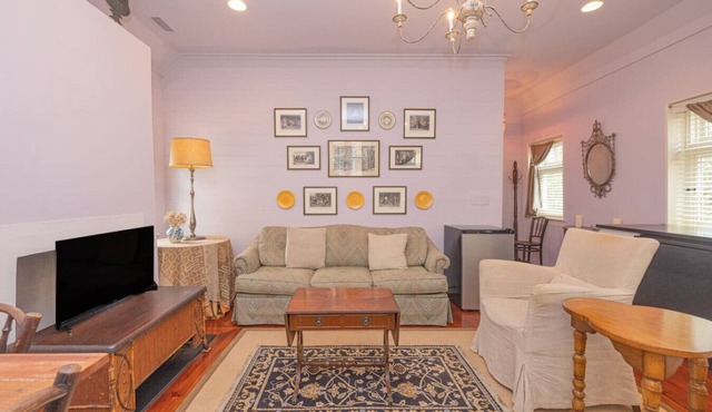 The Cookhouse Charm~Historic Garden District Apt.