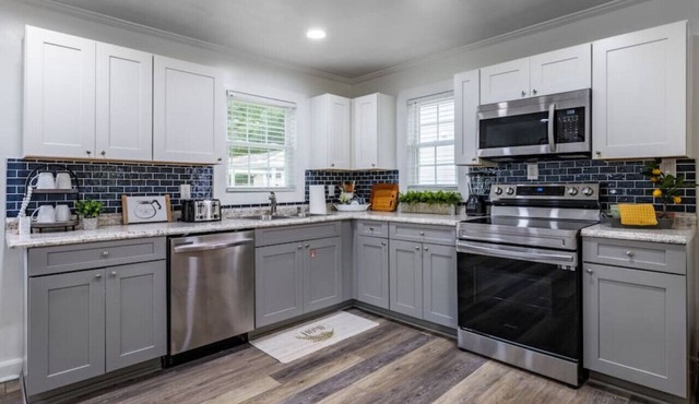 The Cozy Blue Cottage in Park Circle