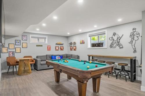 The Experience - Pool Hot Tub Theater Games Rm Pub in Calgary