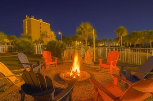 The Hemingway Cottage-Just Steps From The Beach! By Wavecrest Beach Vacations