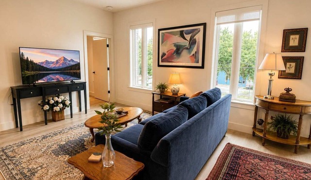 The Jardin Maple Suite | Near Downtown