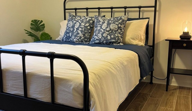 The Moultrie - Private Queen Room in Cozy Bungalow with Lake View