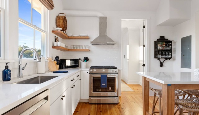The Savannah Suite B | Downtown Dream