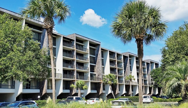Townhouse Style Condo, Beach Access Across Road, Pool, Grilling Area, Elevator
