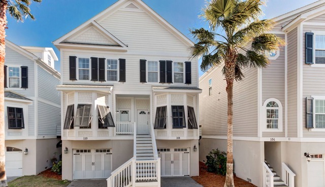 Townhouse with marsh and river views, shared pool, & outdoor shower