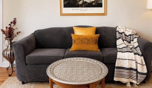 Tranquil 1-bedroom house in quiet residential neighborhood near the airport,