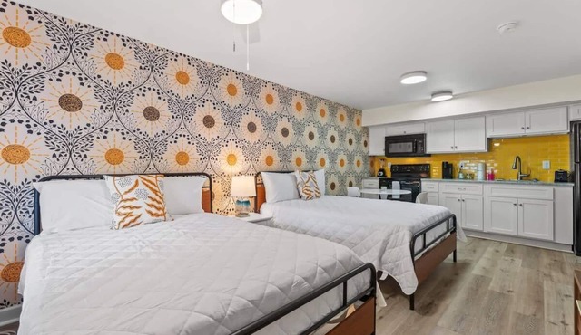 TreeHouse Lodge, Walk to Beach, Pet-Friendly 103