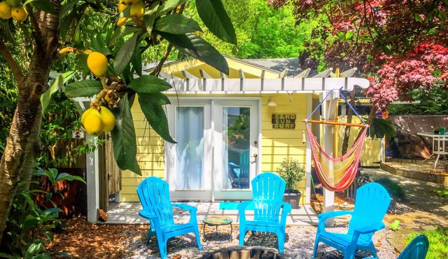 Unique Romantic Beach Style Cottage close to Folly Beach & historic Charleston!