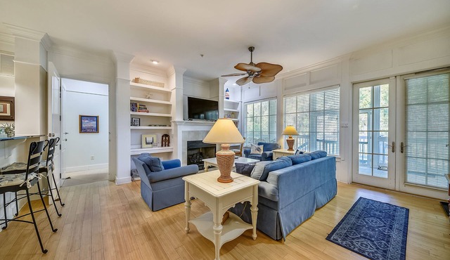 Villa 2 BR 2 Bath - cart & Pool access included with booking!