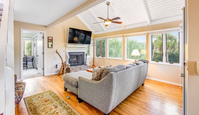 Villa with free access to a community pool and easy walk to the beach