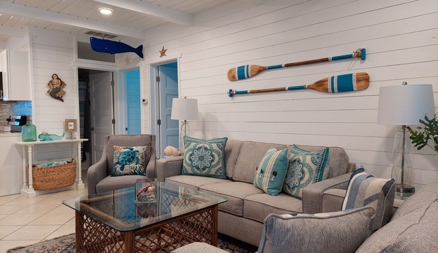 VINTAGE BEACH COTTAGE SAVE JULY 19-22! 90 sec. walk to beach! Supplies Included!