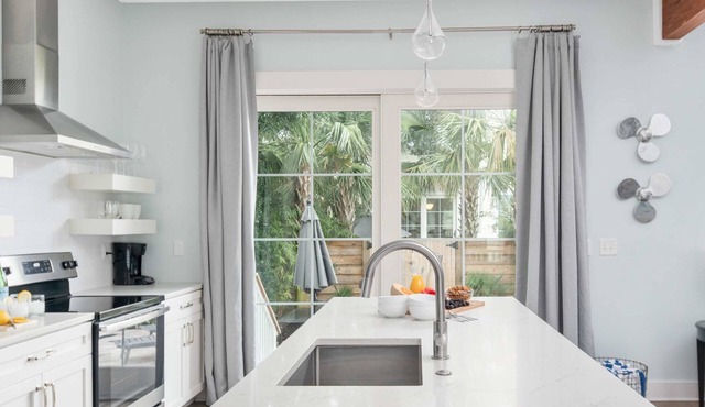Walk Everywhere! 12BR Retreat, 3 Pools, Sleeps 24+