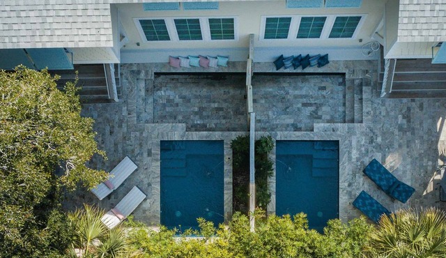 Walk Everywhere! 8BR Duplex w/2 Pools, Sleeps 16+