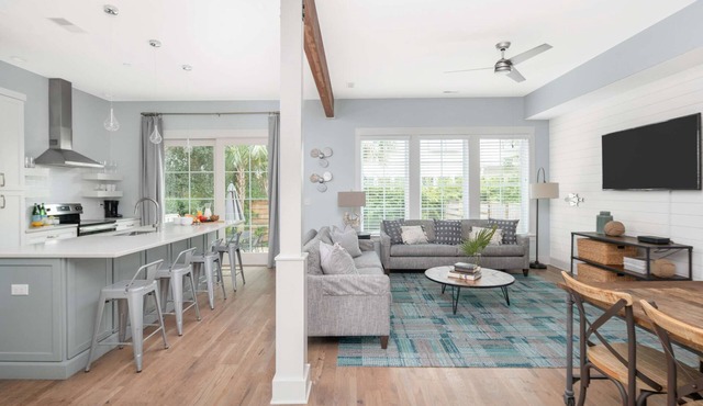 Walk Everywhere! 8BR Duplex w/2 Pools, Sleeps 16+