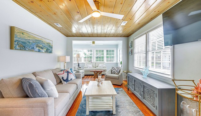 Walk to Ocean: ‘Pearl Cottage’ in Atlantic Beach