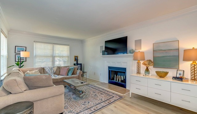 Walk to restaurants! 10min to beaches and downtown Charleston.