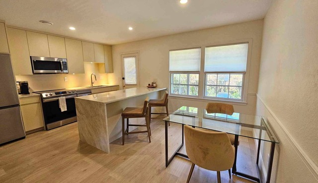 Warm & Welcoming 2 Bedroom Condo