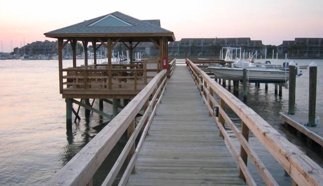 Water's Edge 95 - The Oak Oasis - Renovated Townhome - Walking distance to Beach and Center St.