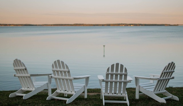 Waterfront Rappahannock River Cottage, Private Pool, Kayaks, Fire Pit & Garden in Locust Hill