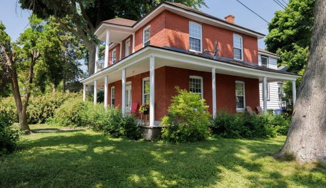 Waterfront Spacious 4-bedroom house with WiFi and AC in gorgeous Pointe-Claire in Pointe-Claire