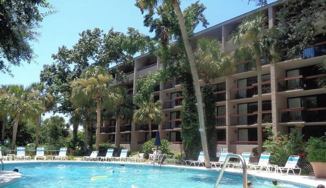 Week 14 Gorgeous 1-bedroom Seacrest Surf and Raquet Club HHI