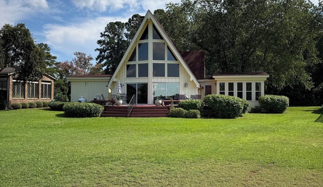 Well-Equipped Lakefront Home on a Large Lot with Dock Access and Sunset Views