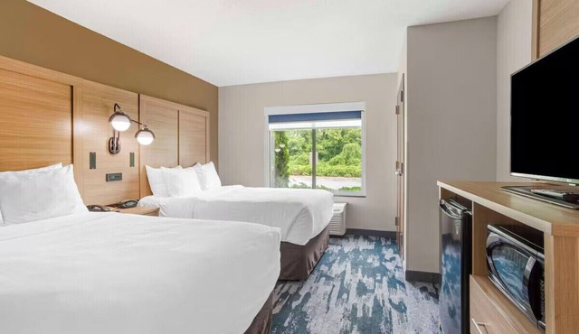 WestGate Mall 2 Queen Suite Breakfast, gym, pool in Spartanburg