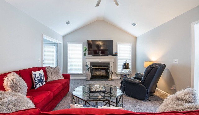 Winter Discounts/We love pets! 6ft fenced in backyard and pet amenities. in Hanahan