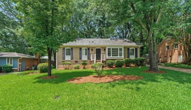 Wonderful 3-bedroom house with fire pit in friendly Greensboro neighborhood