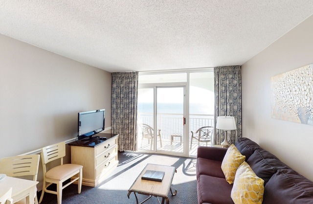 19th Floor Oceanfront Snowbird Friendly Condo w/ Shared Pool/Hot Tub, AC, WiFi