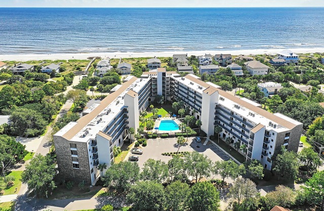 Fourth Floor Condo across from Beach Access, Balcony, Pool, Grill Area, Elevator