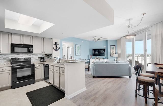 🌅Palms 1602 Updated Condo 🌴Beach Nearby + Lagoon Pool in Destin
